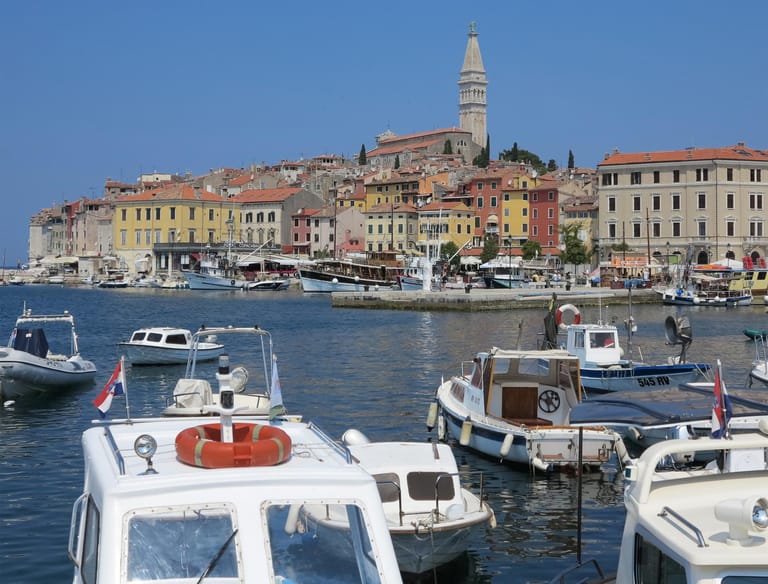 Istrien hat nicht nur viele tolle Strände zu bieten, sondern auch ansehnliche Städte wie Rovinj mit seinem kleinen Hafen.