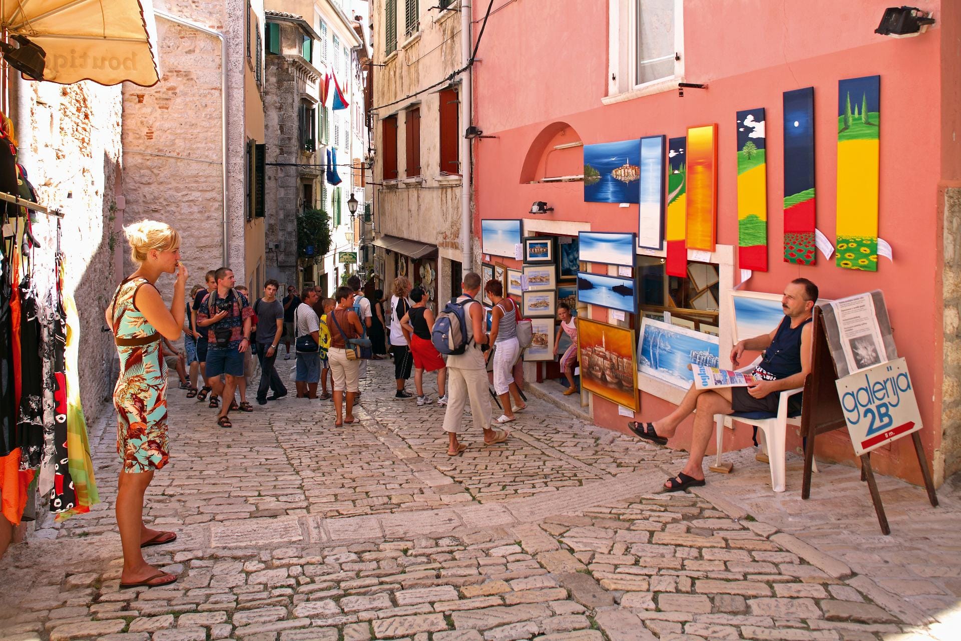 Rovinj zieht viele internationale Gäste an. Die genießen vor allem das pulsierende Leben in der Altstadt.