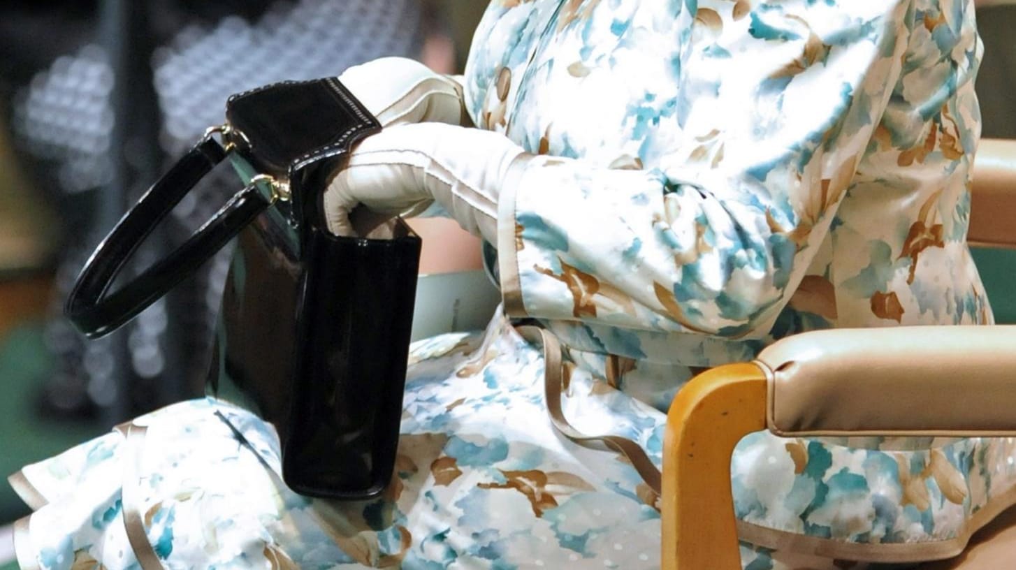 Was trägt Königin Elizabeth eigentlich in ihrer Handtasche spazieren?