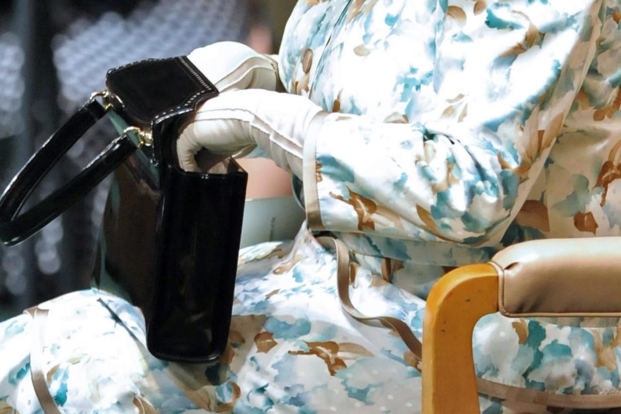 Was trägt Königin Elizabeth eigentlich in ihrer Handtasche spazieren?