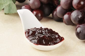 Selbstgemachte Weintraubenmarmelade ist eine erfrischende Abwechslung unter den Brotaufstrichen.