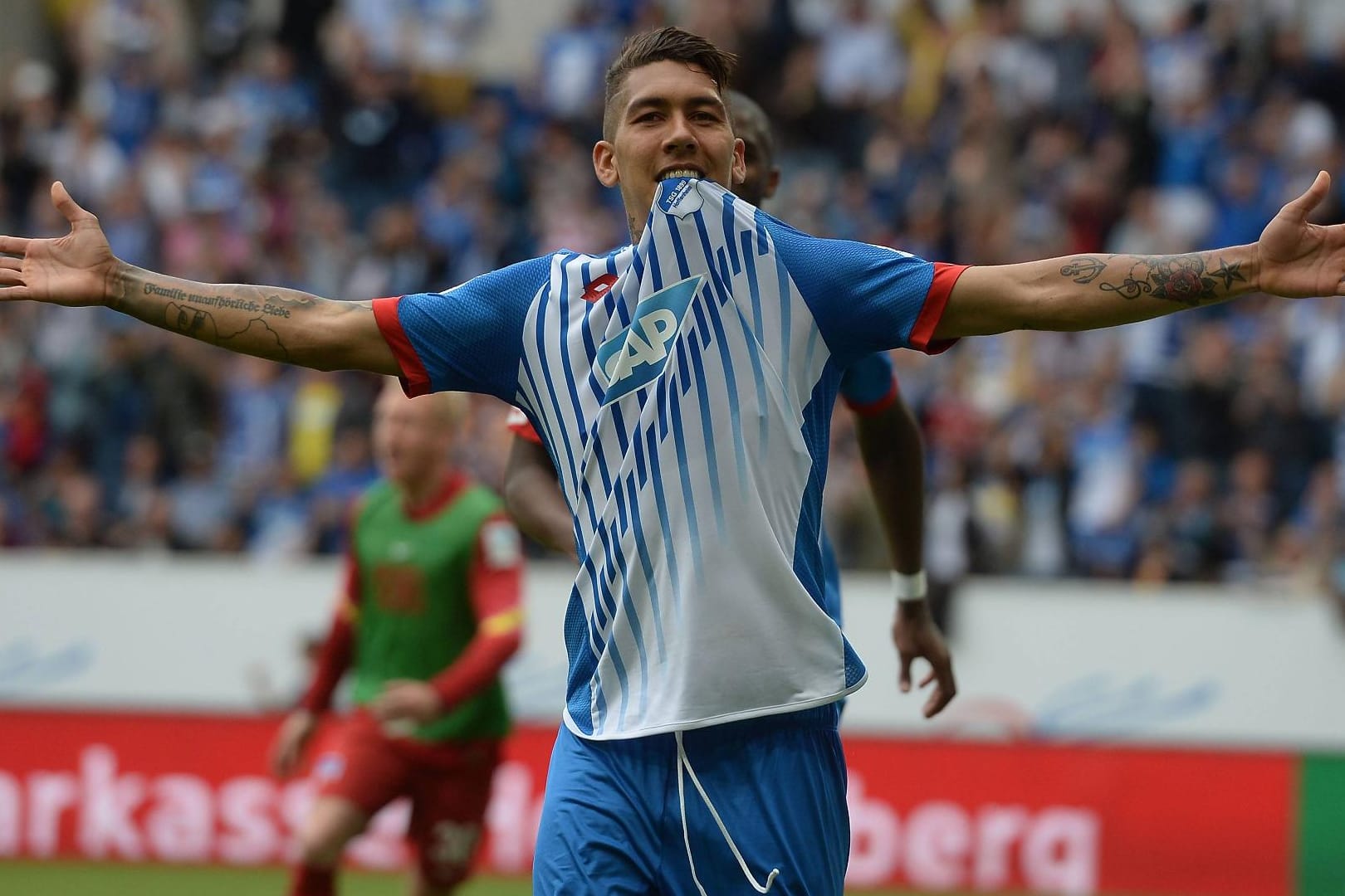 Roberto Firmino bejubelt einen Treffer für die TSG 1899 Hoffenheim.