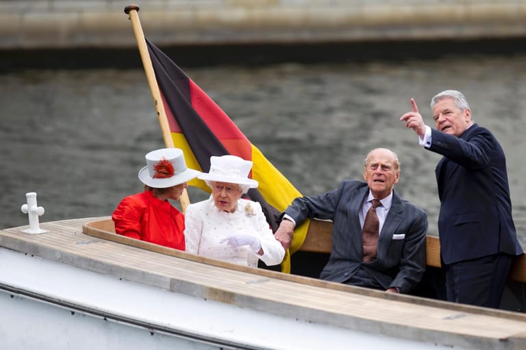 Die Queen und Prinz Philip unternehmen mit Gauck und dessen Lebensgefährtin Daniela Schadt eine Bootsfahrt auf der Spree.