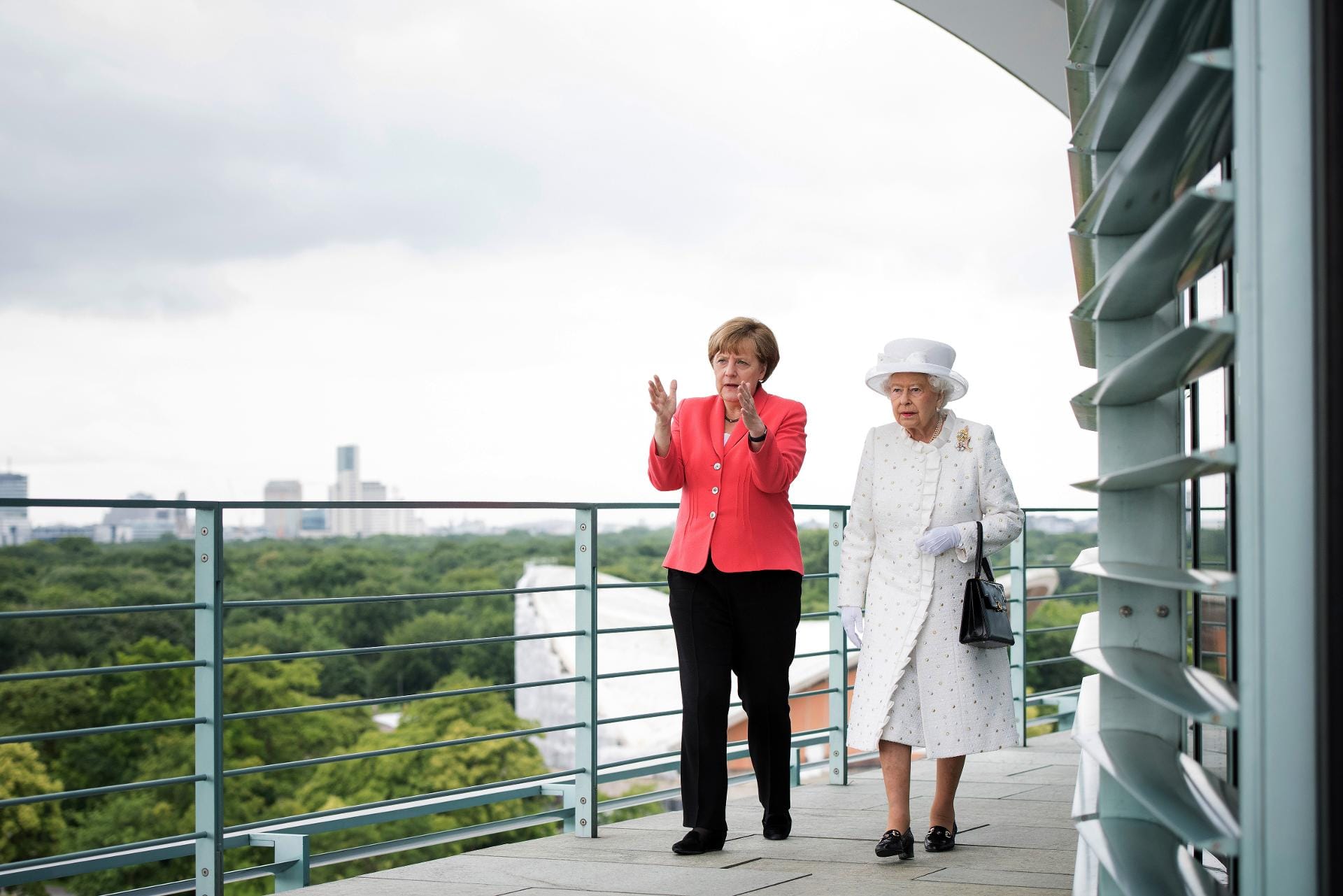 Merkel führt die Queen über den Balkon des Kanzleramtes.