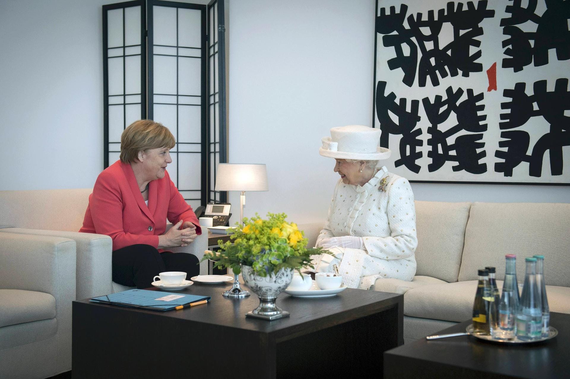 Merkel und die Queen beim Gespräch im Büro.
