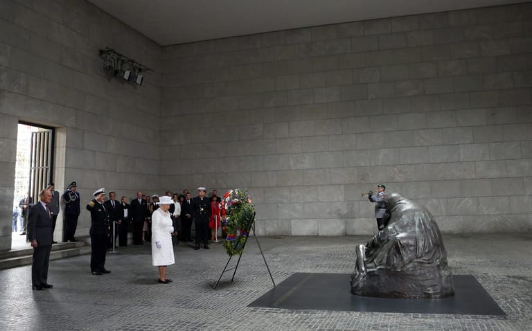 Noch einmal die Königin und ihr Gatte (li.) an der zentralen deutschen Gedenkstätte für alle Opfer von Krieg und Gewaltherrschaft.