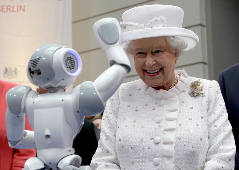 Dieser kleine Roboter bringt die Queen beim Besuch der TU Berlin zum Lachen.