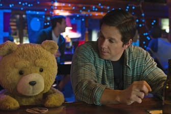 Beziehungsproblemebewältigung an der Theke: Ted und John (Mark Wahlberg).