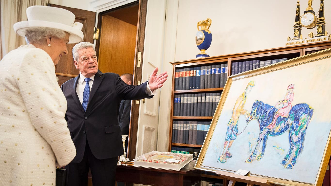 Das Gemälde "Pferd in Royalblau" der Künstlerin Nicole Leidenfrost ist das Gastgeschenk von Bundespräsident Joachim Gauck an Königin Elizabeth II.