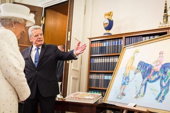 Das Gemälde "Pferd in Royalblau" der Künstlerin Nicole Leidenfrost ist das Gastgeschenk von Bundespräsident Joachim Gauck an Königin Elizabeth II.