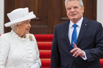 Queen Elizabeth II. und Joachim Gauck haben sich in Berlin getroffen.