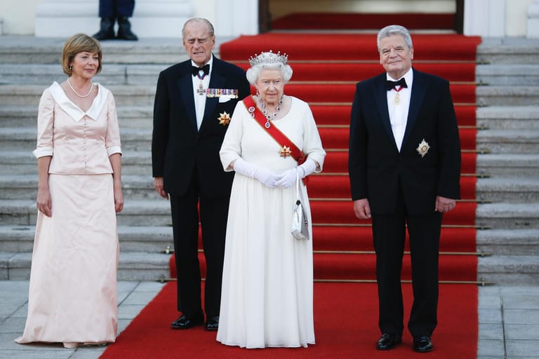 Begleitet wurde die Königin von ihrem Gatten Prinz Philip, Bundespräsident Joachim Gauck und dessen Lebensgefährtin Daniela Schadt.