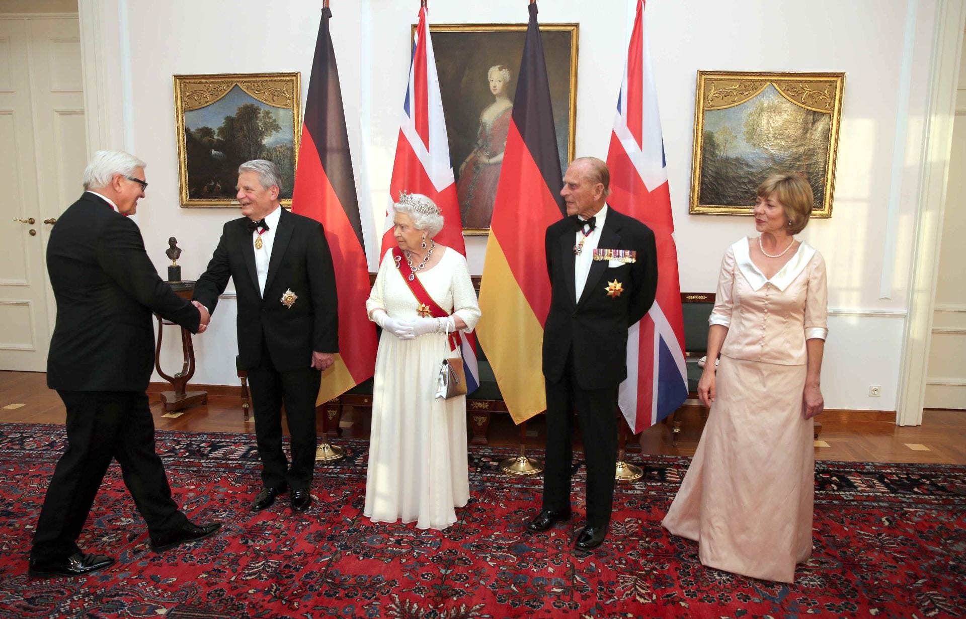 Hier tritt gerade Außenminister Frank-Walter Steinmeier (li.) an, um die Queen zu begrüßen.