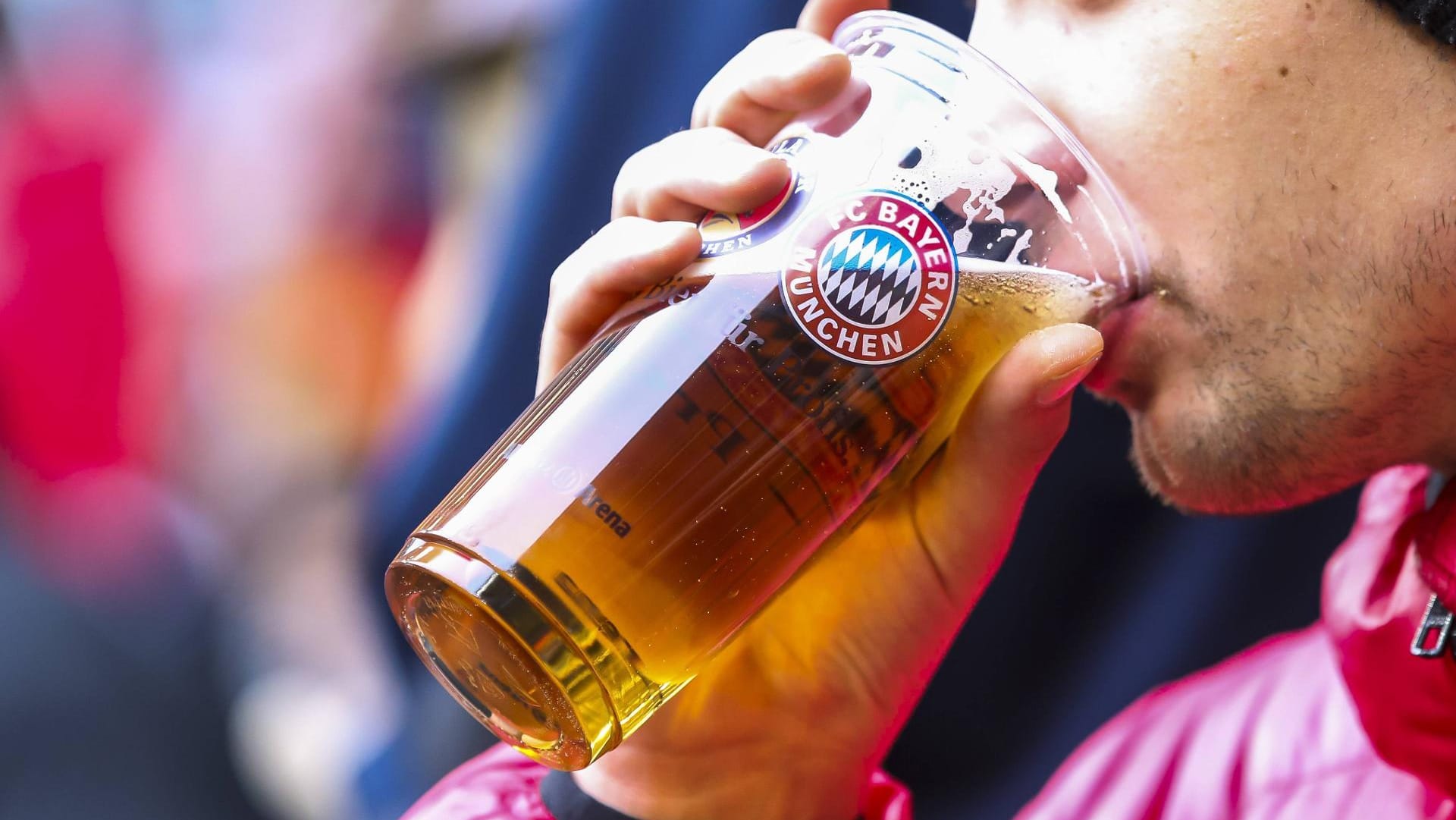 Bald könnte es für Fußballfans nur noch alkoholfreies Bier geben. Bald könnte es für Fußballfans nur noch alkoholfreies Bier geben.