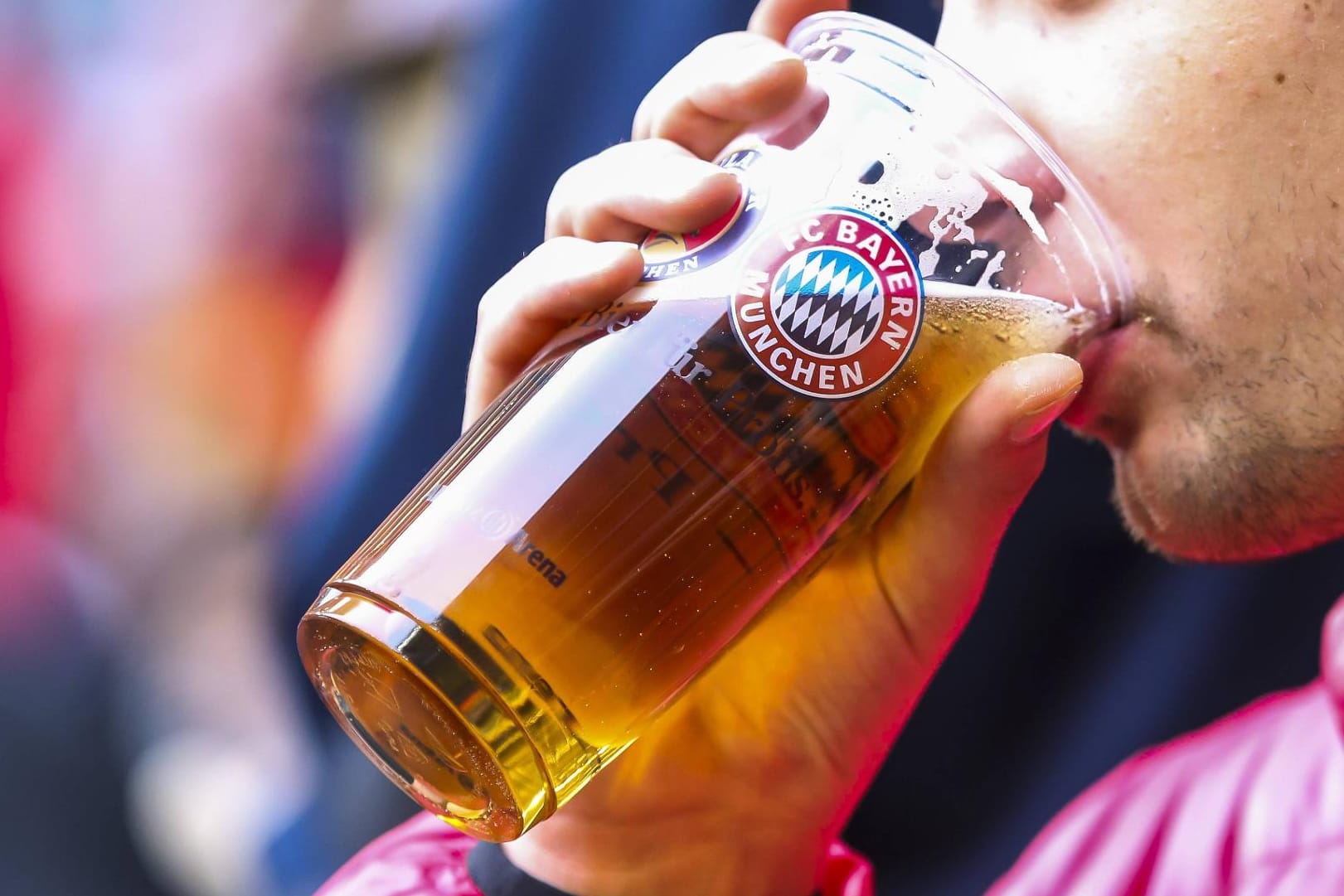 Bald könnte es für Fußballfans nur noch alkoholfreies Bier geben.