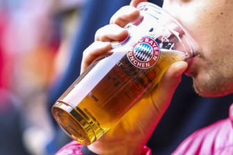 Bald könnte es für Fußballfans nur noch alkoholfreies Bier geben.