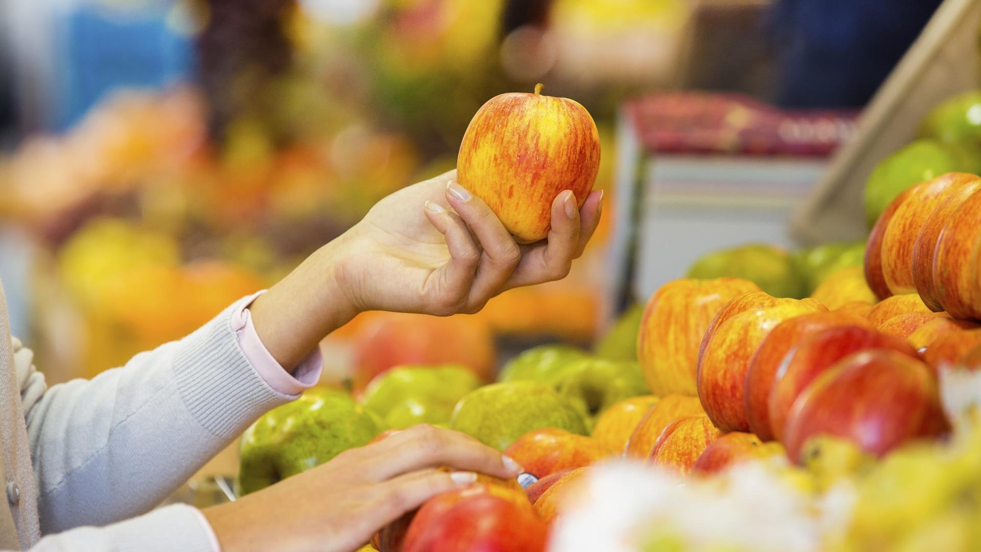 Nicht nur die Optik, sondern auch die Farbe entscheidet: Der Stoff Anthocyane färbt die Schale rot und hält unsere Gefäße gesund.