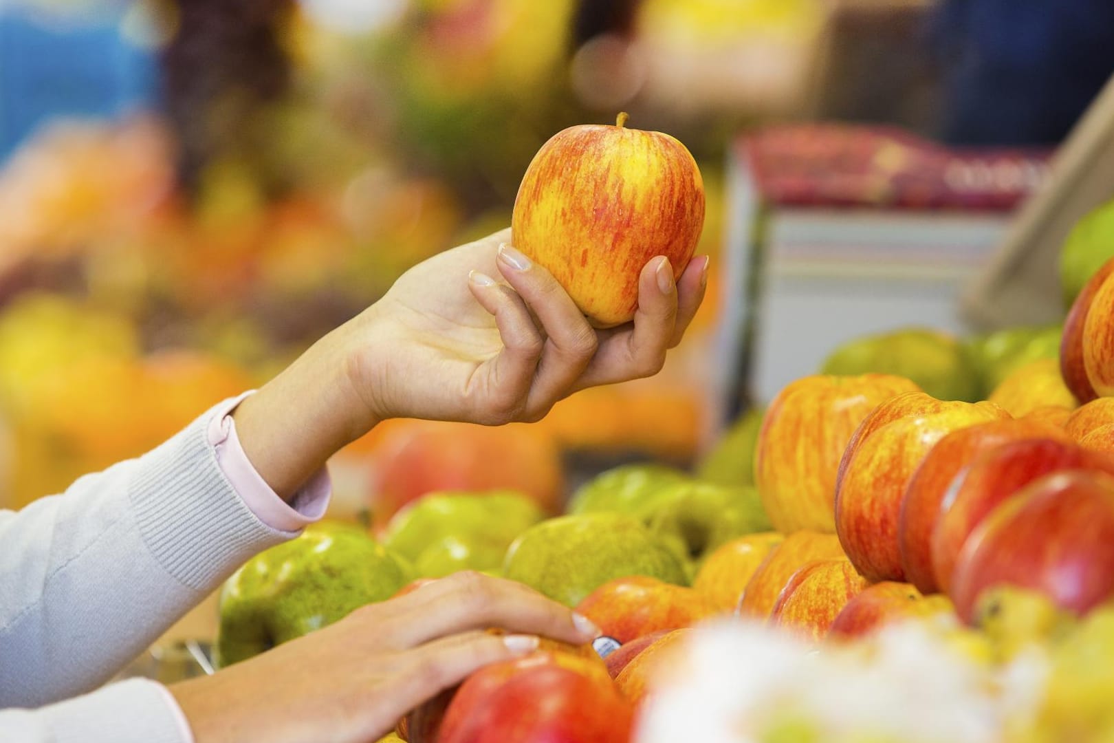 Nicht nur die Optik, sondern auch die Farbe entscheidet: Der Stoff Anthocyane färbt die Schale rot und hält unsere Gefäße gesund.