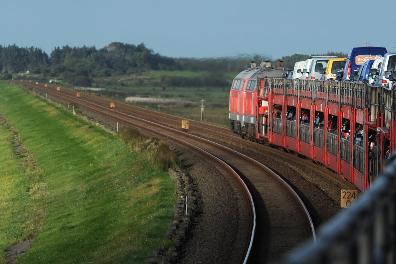 Sylter Autozug (Archivbild): Am Freitag wird morgens wohl kein Zug über den Hindenburgdamm rollen. Grund ist der EVG-Streik.