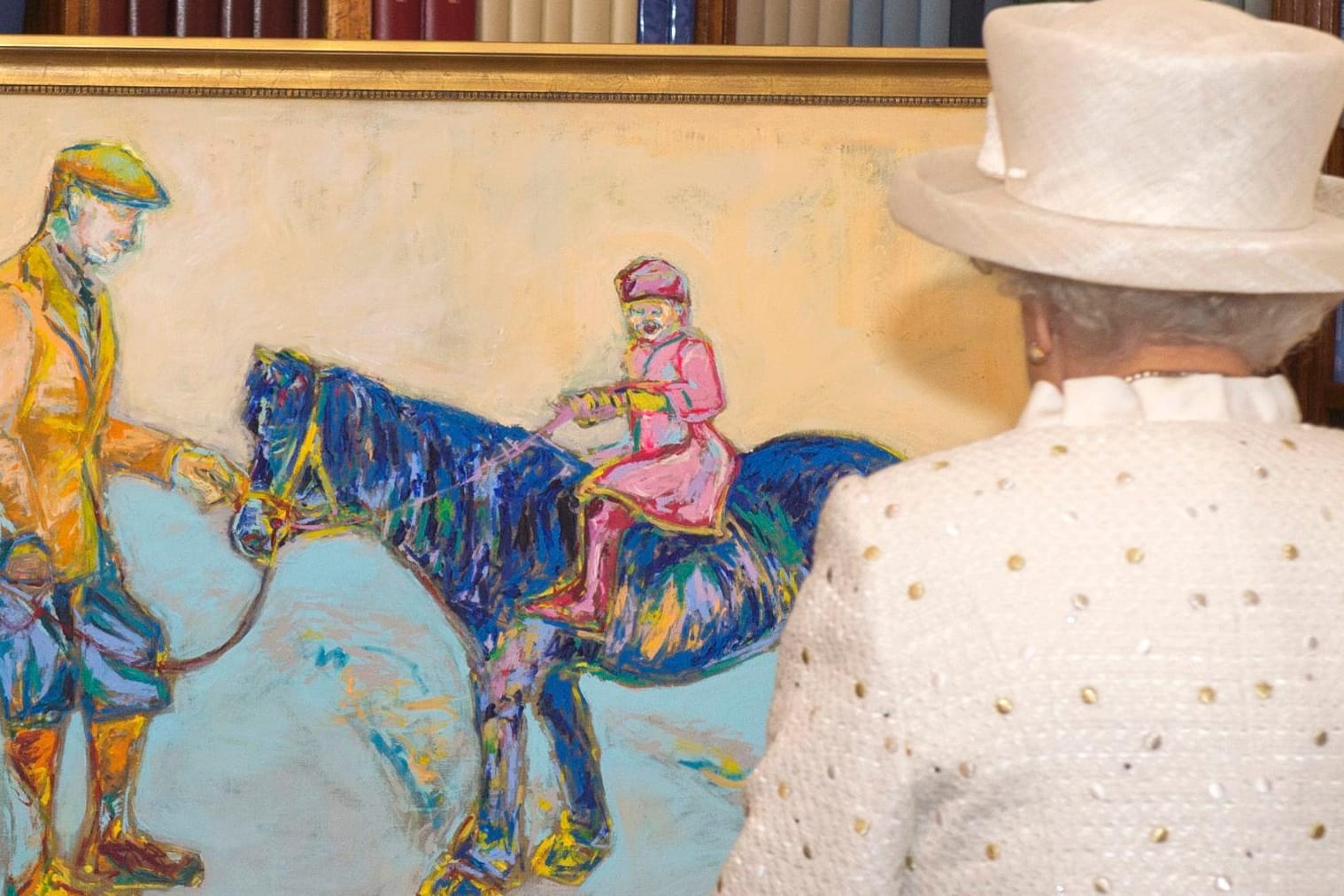 Blaues Pferd: Königin Elizabeth II. ist nicht "amused" von ihrem Gastgeschenk.