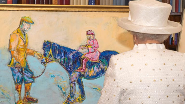 Blaues Pferd: Königin Elizabeth II. ist nicht "amused" von ihrem Gastgeschenk.