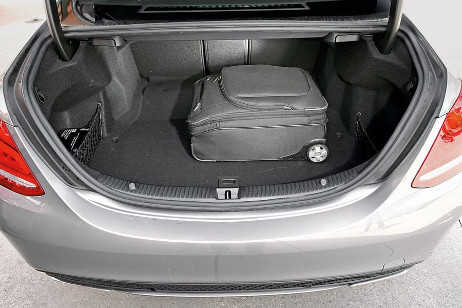 Der Kofferraum im Mercedes fasst 480 Liter. Das sind 30 Liter mehr als beim britischen Konkurrenten.