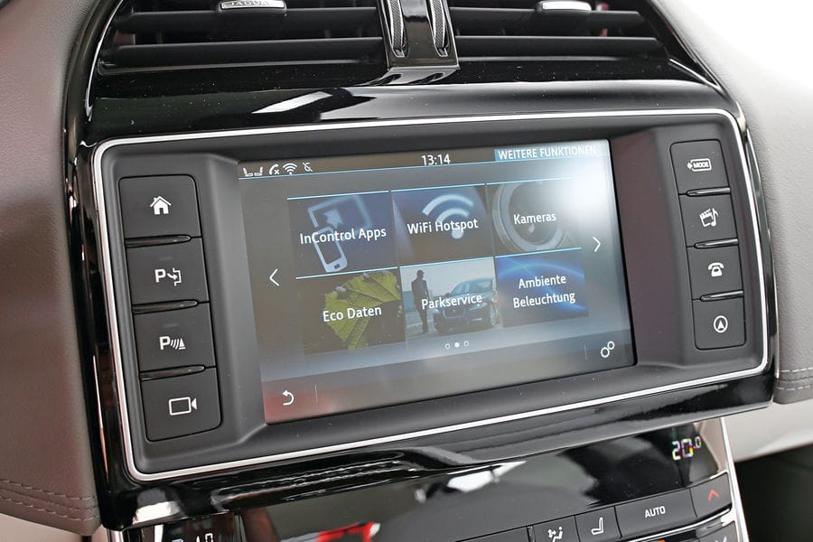 Das Navigationsystem kostet im Jaguar 850 Euro Aufpreis. Mit dem über ein Touchpad gesteuerten "InControl" lässt sich unter anderem die Klimaanlage programmieren und im Internet surfen.