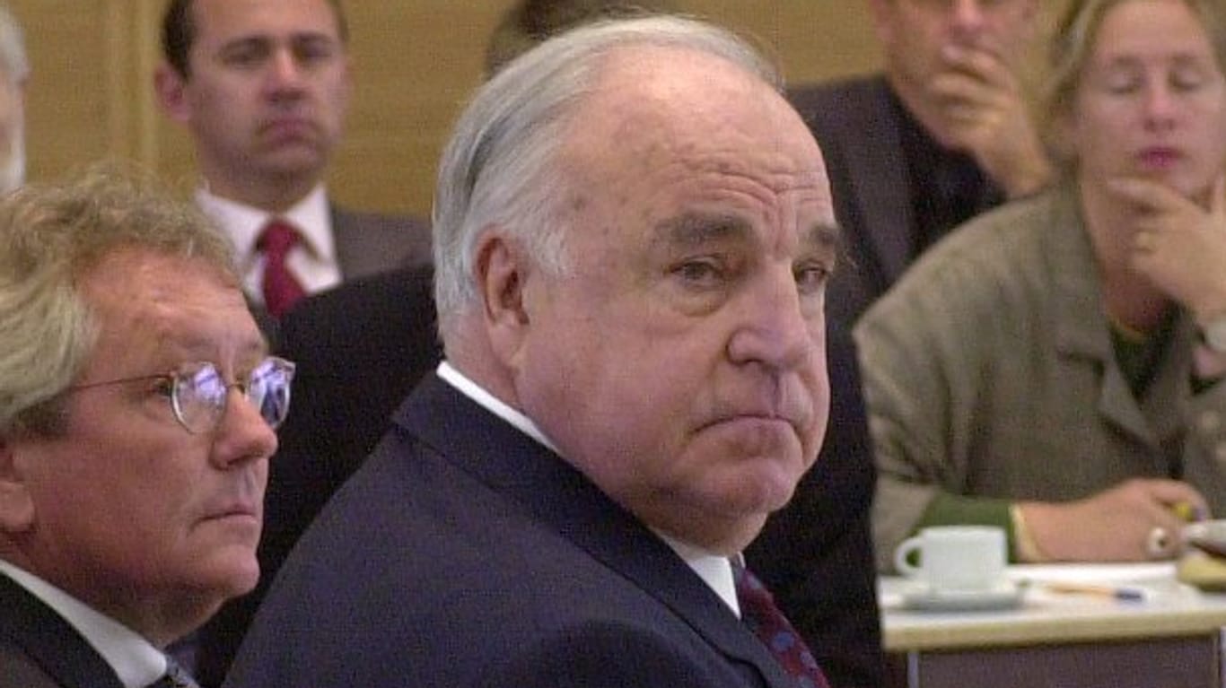 Helmut Kohl im Untersuchungsausschuss des Bundestag am 29.06.2000 in Berlin. Er muss in der Parteispenden-Affäre aussagen - und schweigt.