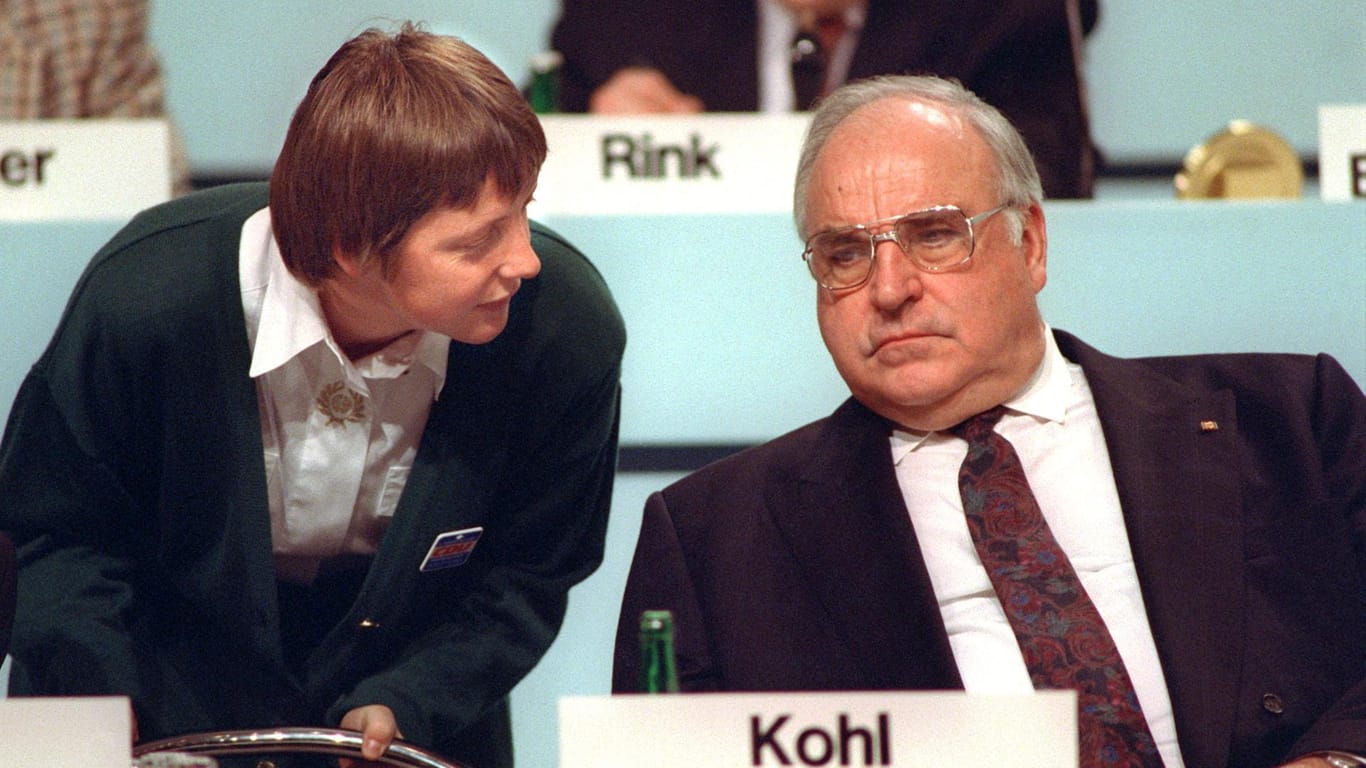 Kohl und "sein Mädchen". Die damalige Bundesfrauenministerin Angela Merkel beugt sich am 16. Dezeber während des CDU-Parteitags in Dresden zu ihrem Mentor herab.