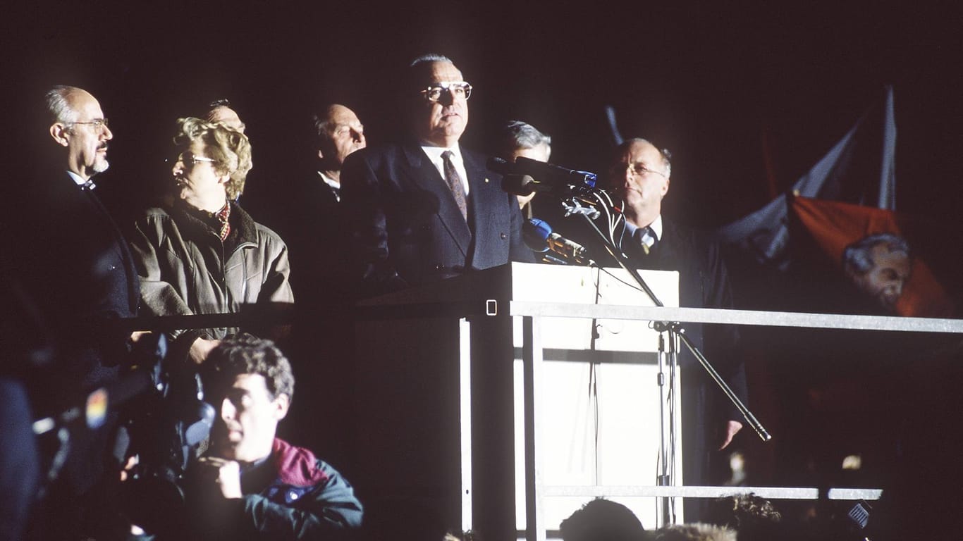 Bundeskanzler Helmut Kohl spricht am 19. Dezember 1989 vor tausenden Menschen in Dresden.