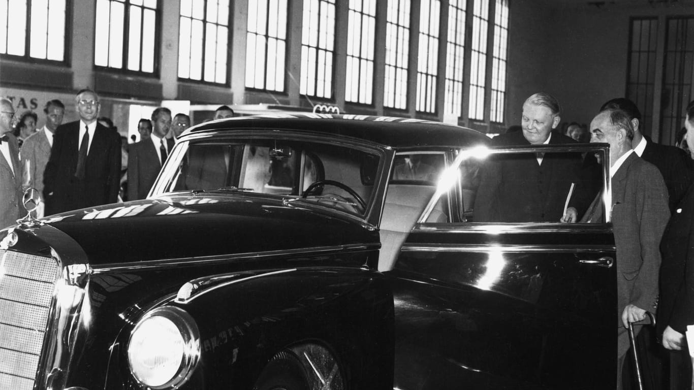 Bundeswirtschaftsminister Ludwig Erhard bei Rundgang im Berliner Autosalon 1951