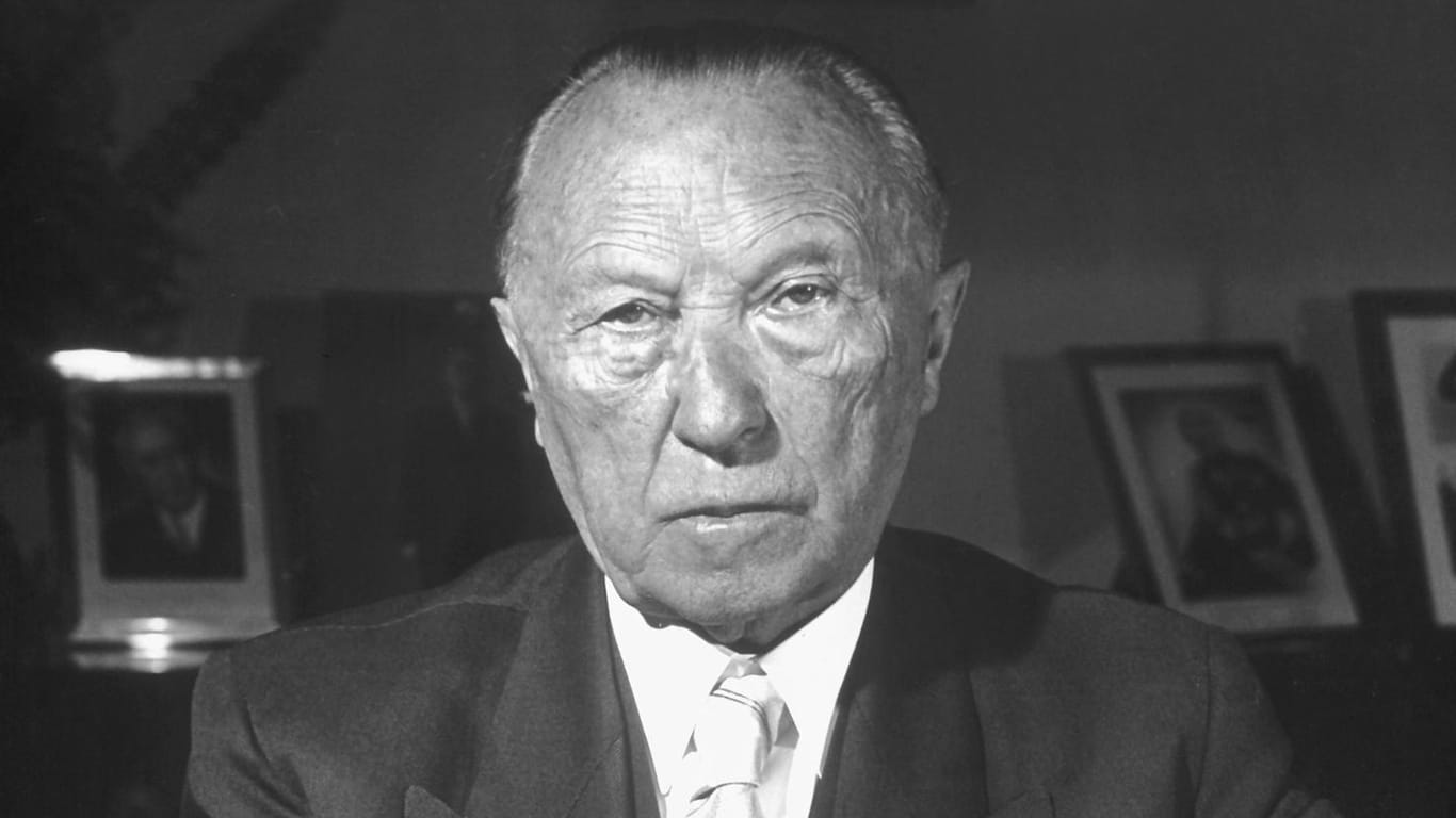 Bundeskanzler Konrad Adenauer (1876-1967), aufgenommen im Mai 1961 in seinem Arbeitszimmer in Bonn. Die CDU/CSU gewann mit ihm die Bundestagswahl am 17.11.1961 - allerdings nicht mit absoluter Mehrheit. Willy Brandt (SPD) ist der eigentliche Gewinner und Mann der Zukunft.
