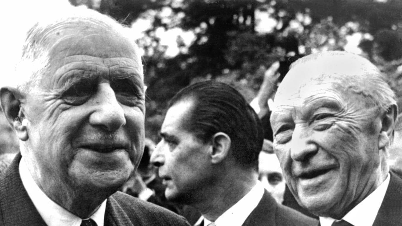 Der französische Staatspräsidenten Charles de Gaulle mit Kanzler Adenauer im Juni 1965 in Bonn. Beide hatten 1963 den Elysee-Vertrag, in dem die deutsch-französische Zusammenarbeit in der Verteidigung, auswärtigen Angelegenheiten und der Erziehung vereinbart wurde.