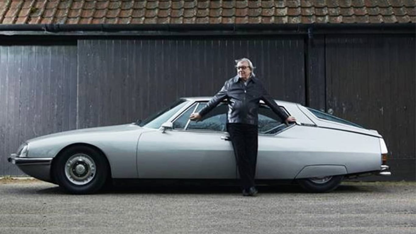 Bill Wyman, Ex-Mitglied der Rolling Stones, vor seinem Citroën Maserati