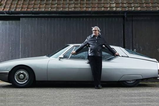 Bill Wyman, Ex-Mitglied der Rolling Stones, vor seinem Citroën Maserati