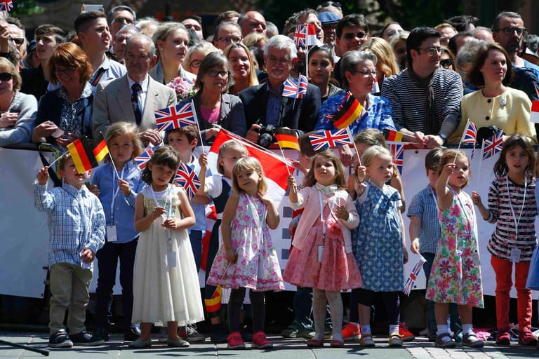 Spannung bei den Royal-Fans, die vor der Paulskirche und dem Frankfurter Römer auf die Ankunft der Queen warten.