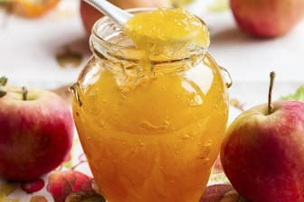 Das kommt nicht so häufig auf's Brot: Apfelgelee ist eine erfrischende Alternative zu den bekannten Marmeladen.