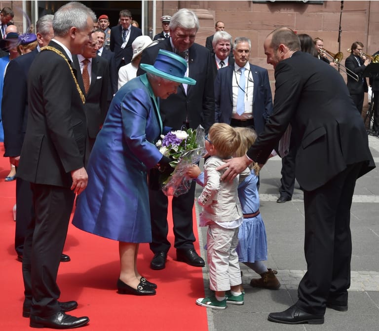 Natürlich gab es auch Blumen für die Queen, die ihr von Kindern überreicht wurden.