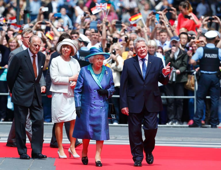 Donnerstag, 13 Uhr: Bundespräsident Gauck begleitet die Queen beim Gang von der Paulskirche zum Frankfurter Römer. Hinter den beiden sind der Queen-Gemahl Prinz Philip und Gaucks Ehefrau, Daniela Schadt, zu sehen.