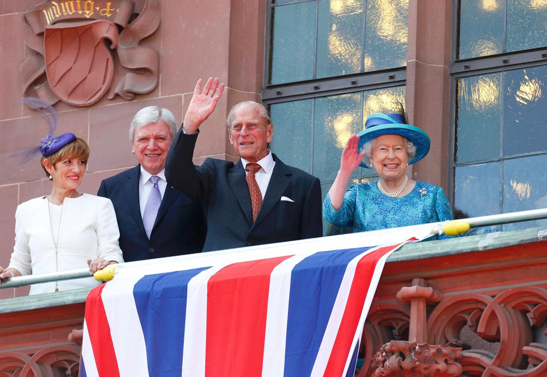 Donnerstag, 14.45 Uhr: Auf dem Balkon des Frankfurter Römers winken die Queen und ihr Gatte den Menschenmassen zu. Links neben den beiden sind der hessische Ministerpräsident Volker Bouffier und seine Frau Ursula zu sehen.