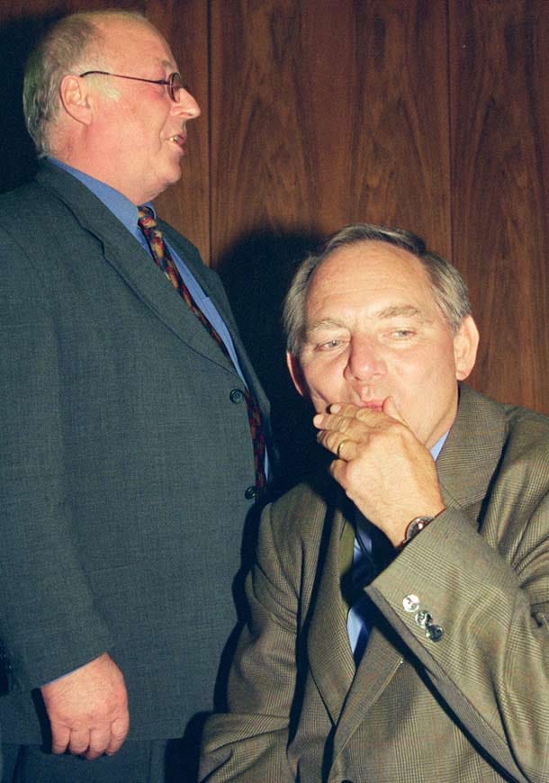 Mit nachdenklichen Mienen: Der damalige Vorsitzende der CDU/CSU-Bundestagsfraktion, Wolfgang Schäuble (r),sowie Bundesarbeitsminister Norbert Blüm im Juli 1998 in Bonn vor einer Sitzung.