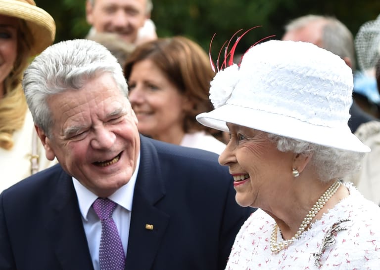 Die Königin und Bundespräsident Joachim Gauck zu Scherzen aufgelegt: Bei der Gartenparty ging es offenbar sehr ausgelassen zu.