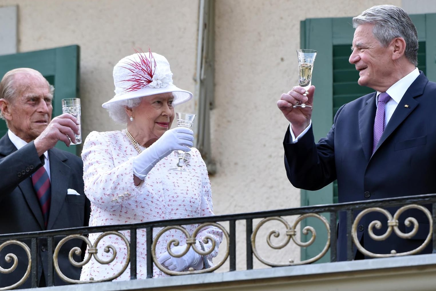 Die britische Königin und ihr Gatte (li.) zusammern mit Bundespräsident Gauck (re.) auf dem Balkon der Botschaftsvilla.