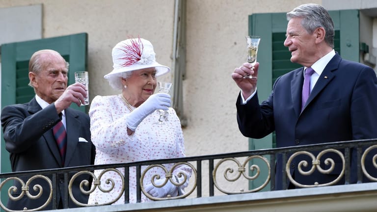 Die britische Königin und ihr Gatte (li.) zusammern mit Bundespräsident Gauck (re.) auf dem Balkon der Botschaftsvilla.
