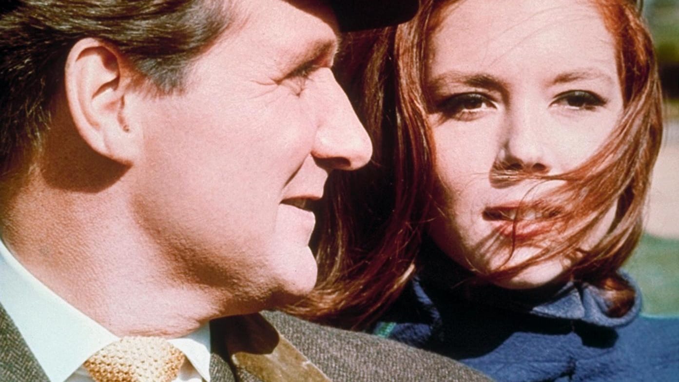 Patrick Macnee und Diana Rigg in "Mit Schirm, Charme und Melone". In der Serie wurden geschickt Action-, Drama- und Spionagethriller-Elemente vermengt. In der Serie verkörperte Macnee den stets adrett gekleideten Agenten John Steed, der sich gern mit schönen Frauen umgibt.