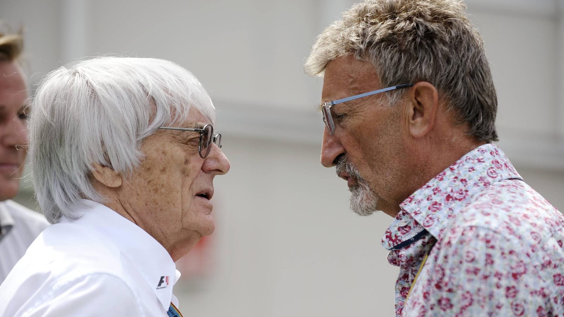 Eddie Jordan (re.) im Gespräch mit Formel-1-Boss Bernie Ecclestone.