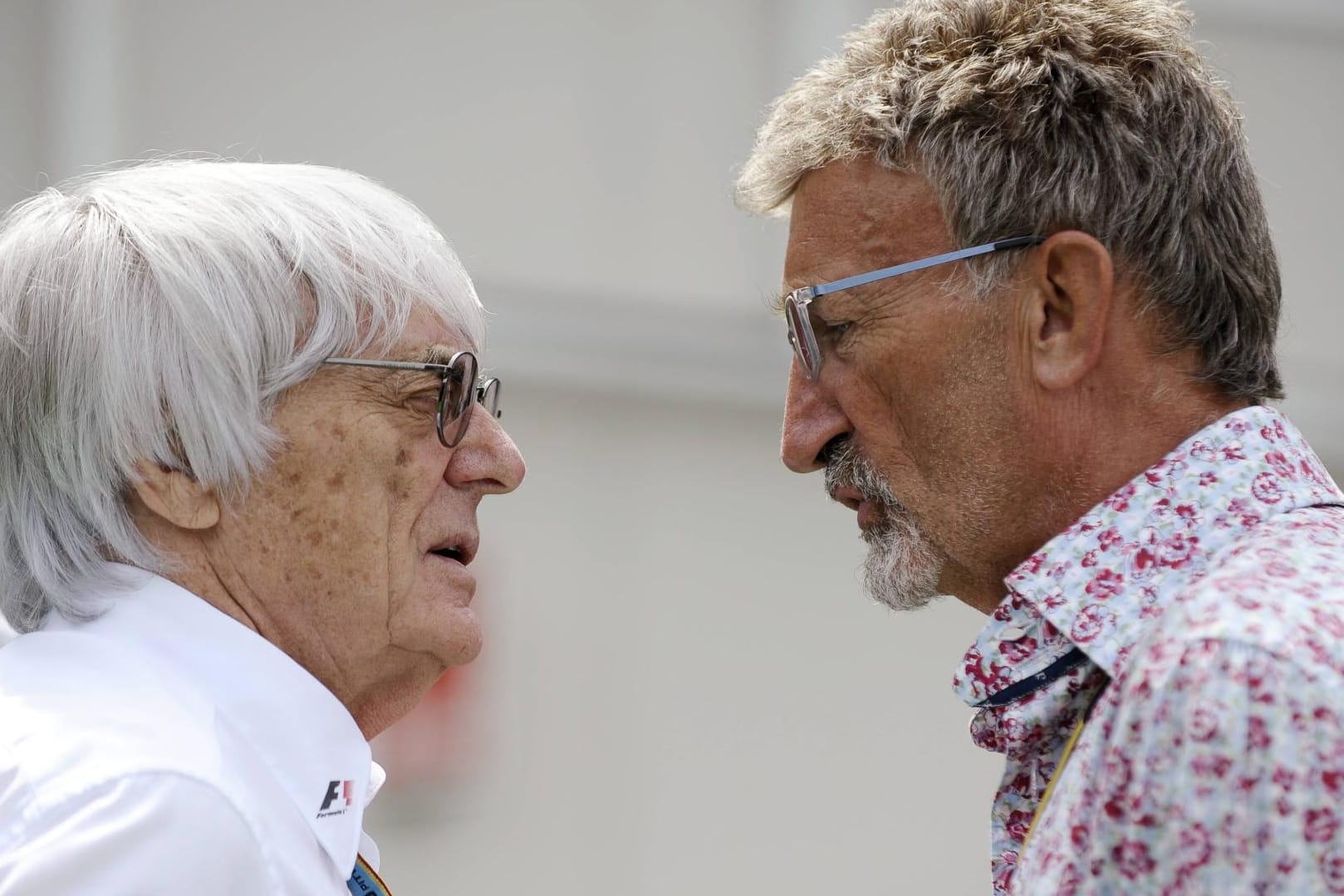 Eddie Jordan (re.) im Gespräch mit Formel-1-Boss Bernie Ecclestone.