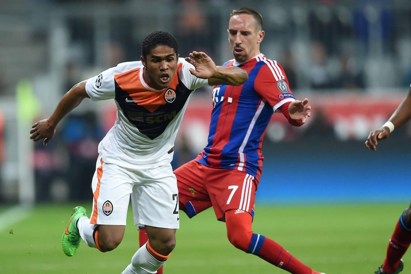 Douglas Costa (li.) zieht an Franck Ribéry vorbei.