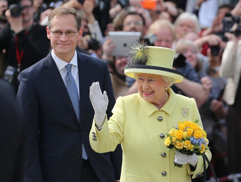 Freitag, 10 Uhr: Die Queen verlässt Berlin. Zum letzten Mal haben die Menschen Gelegenheit, einen Blick auf sie zu erhaschen.