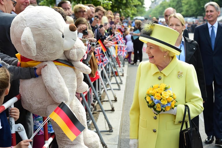 Der Berliner Bär ist fast so groß wie die Queen.